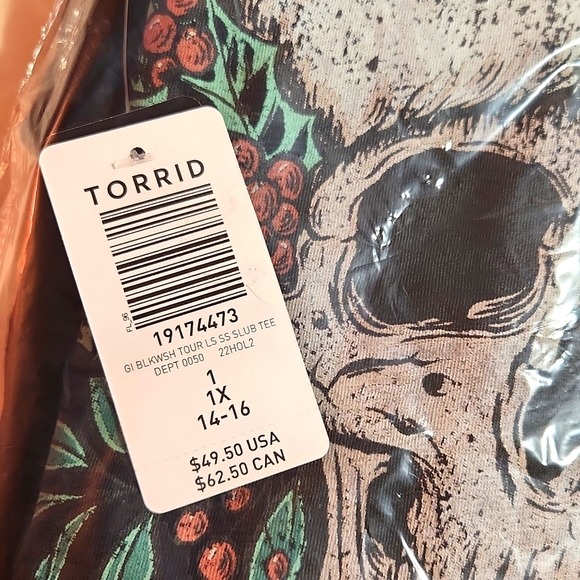 ❤️NWT VINTAGE TORRID CHRISTMAS SKULL CONCERT TEE - JOY SANTA HAT PLUS SIZE - Picture 7 of 9